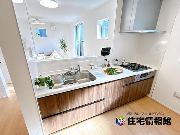 ご家族を見守りながら家事が捗る対面式キッチン。お料理をしながらご家族のサポートも可能です。