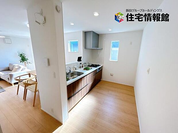 カウンターキッチン越しに会話も楽しめるダイニングキッチン。
