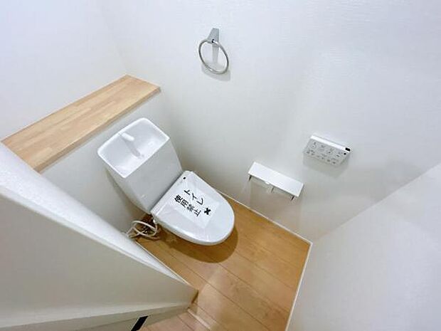 シャワー洗浄機能付のトイレは、清潔感が印象的な空間ですね。