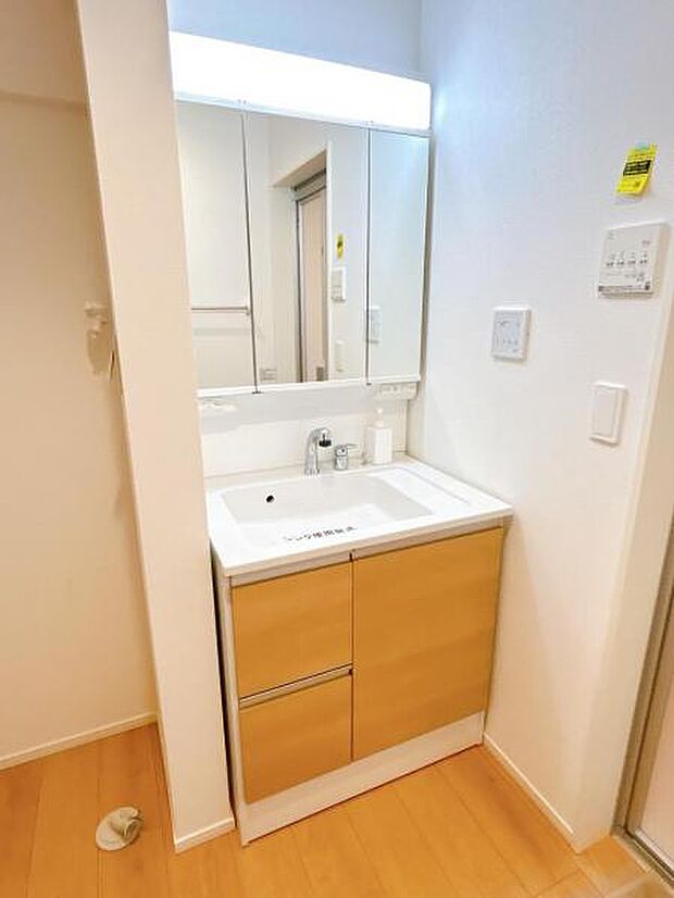 シャワー付き洗面化粧台です。手軽にシャンプーができ、お掃除もしやすいですね。