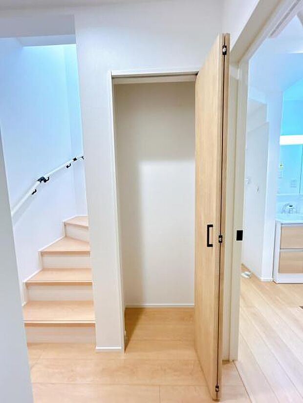 1階ホールのクローゼットです、掃除機や消耗品などの収納に役立ちそうですね。