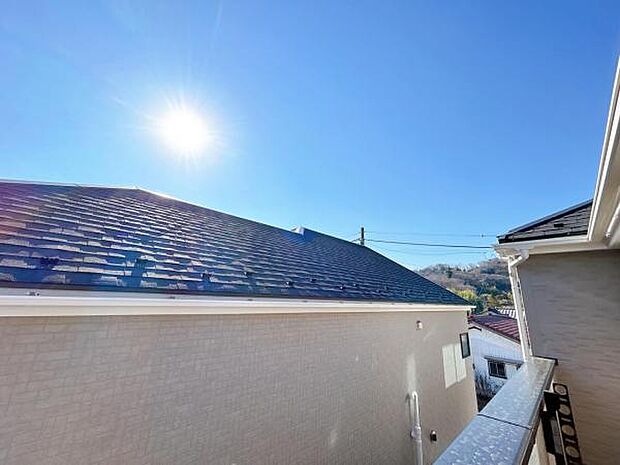 バルコニーからの眺望です。明るい陽射しを浴びながらゆったりと過ごすのも良いですね。