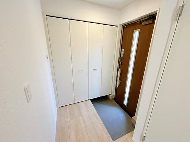 綺麗で明るい玄関でお客様をお迎えいただけます。