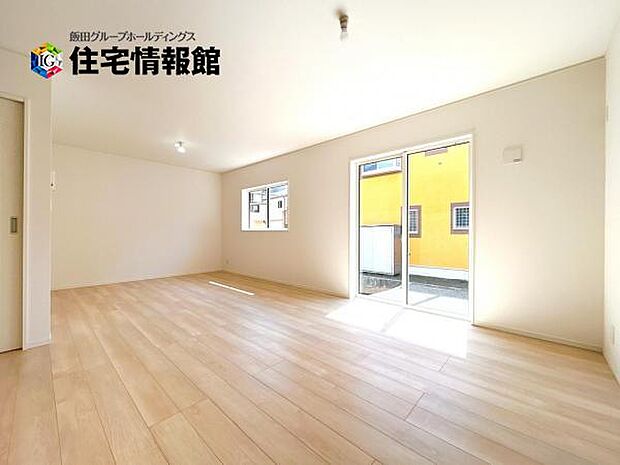 明るい日差しが入る風通しの良いリビングです。