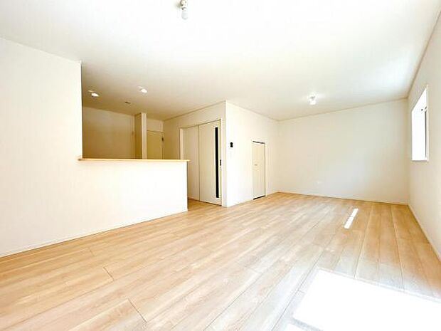 ご家族でゆったり食事が楽しめるダイニングスペースです。