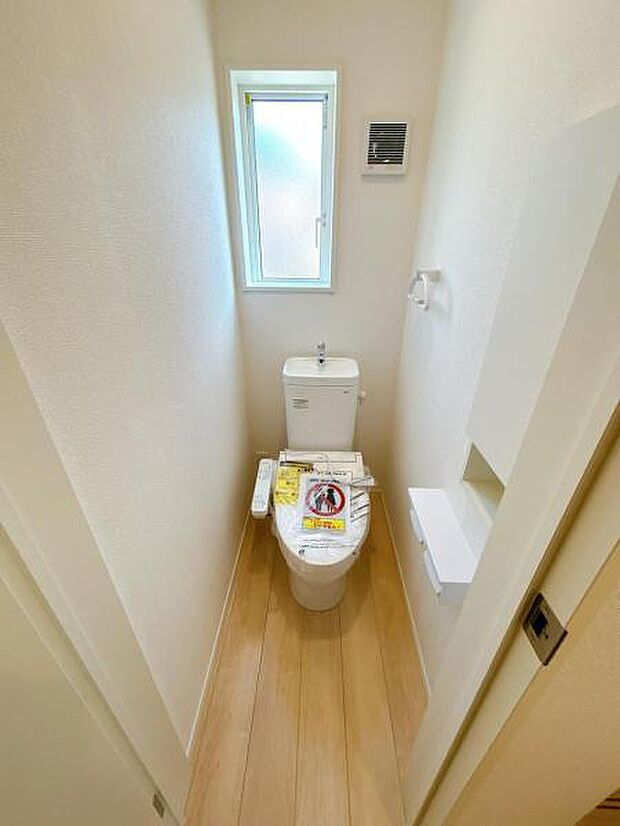 シャワー洗浄機能付のトイレは、清潔感が印象的な空間ですね。