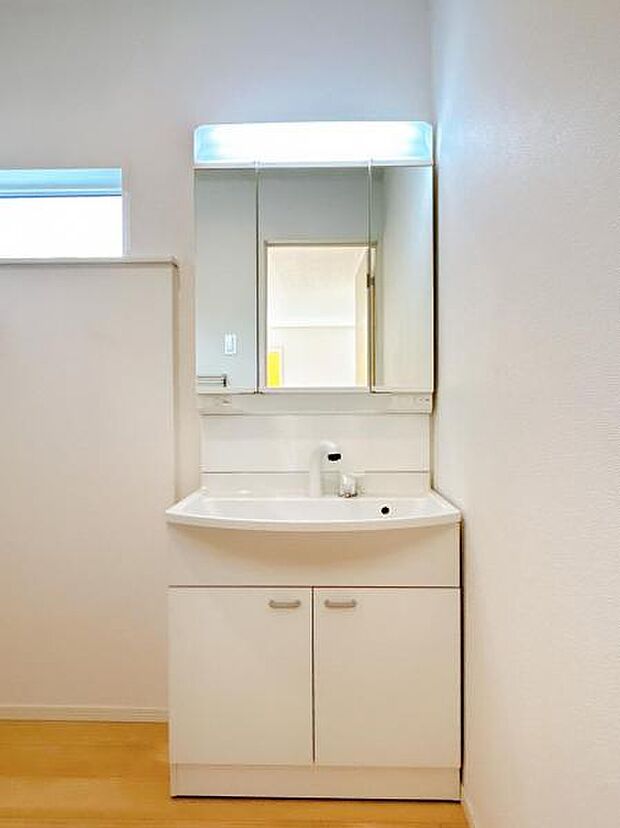シャワー付き洗面化粧台です。手軽にシャンプーができ、お掃除もしやすいですね。