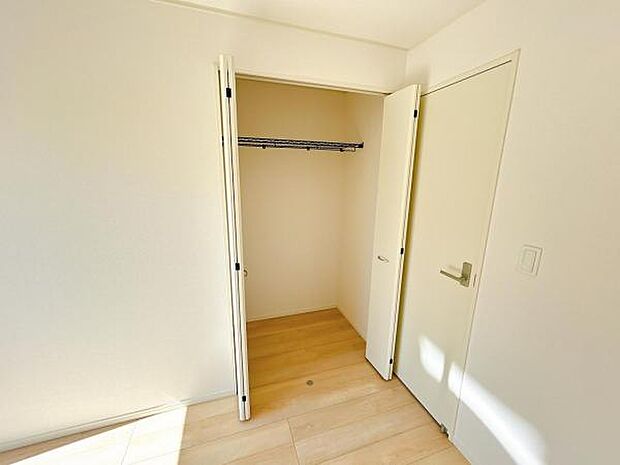 いつでもお部屋をスッキリお使い頂ける収納スペースを設置。