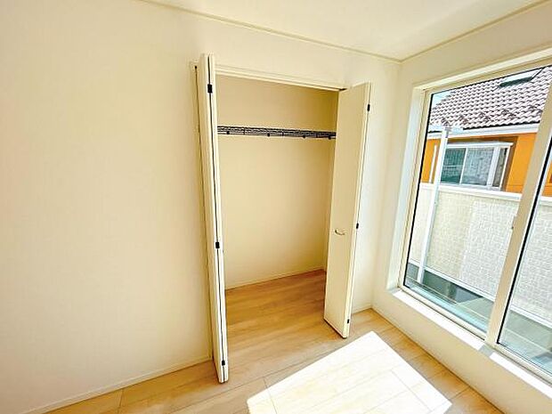 中の物を確認しやすく、取り出しやすい収納スペース。お部屋を広々とお使いいただけます。