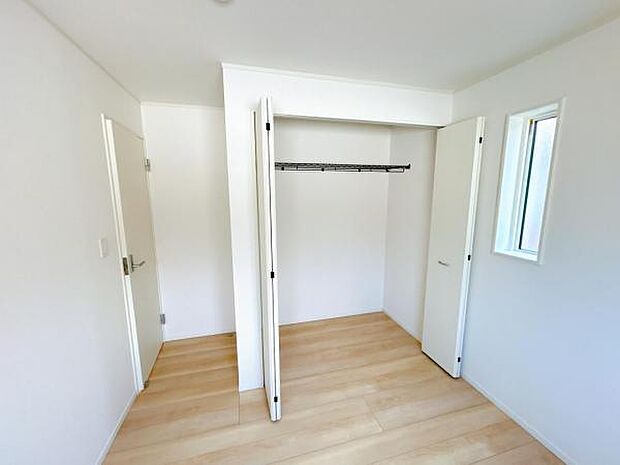 いつでもお部屋をスッキリお使い頂ける収納スペースを設置。