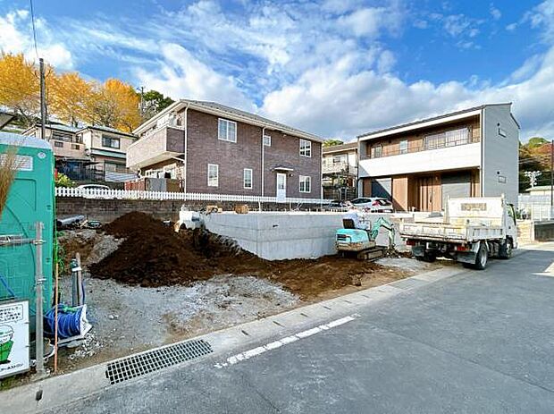 前面道路です。住宅地につき落ち着いた新生活を始められそうです。