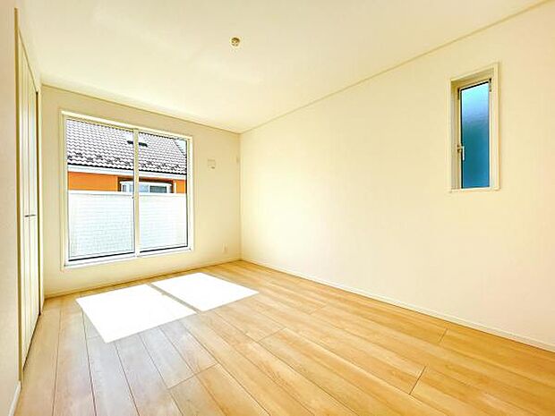 木の温もりが優しいフローリングの収納スペース付き洋室です。