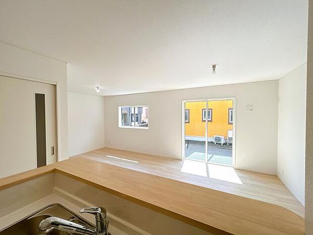 キッチンからリビングダイニングを望む画像です。