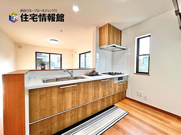 ご家族を見守りながら家事が捗る対面式キッチン。お料理をしながらご家族のサポートも可能です。