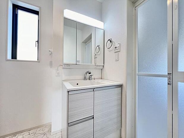 シャワー付き洗面化粧台です。手軽にシャンプーができ、お掃除もしやすいですね。