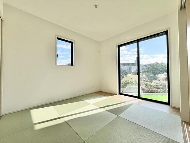 リビングと続き間の和室です。客間、晩酌、家族団らんなど色々使えますね。