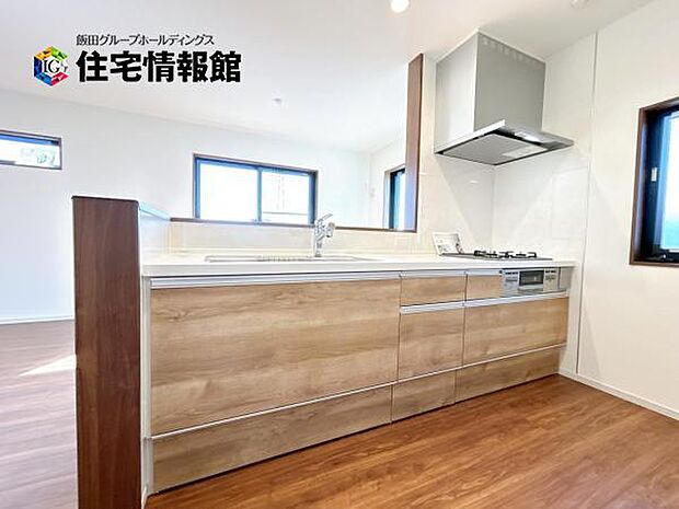 ご家族を見守りながら家事が捗る対面式キッチン。お料理をしながらご家族のサポートも可能です。