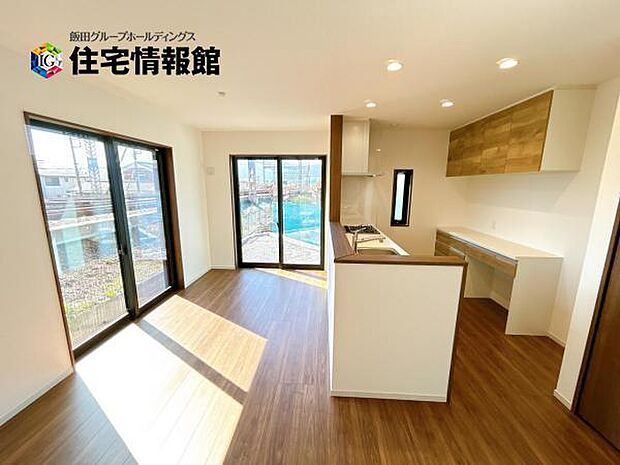 カウンターキッチン越しに会話も楽しめるダイニングキッチン。
