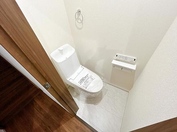 シャワー洗浄機能付のトイレは、清潔感が印象的な空間ですね。