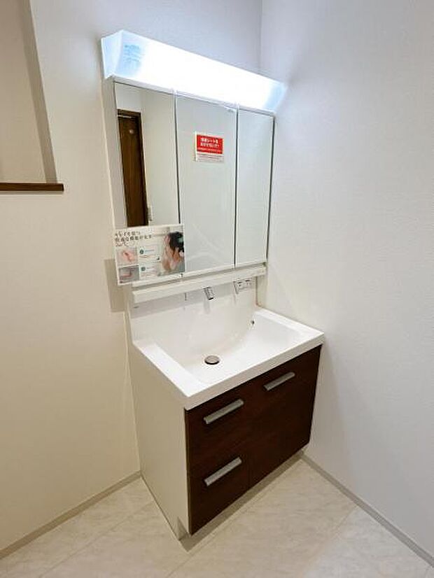 シャワー付き洗面化粧台です。手軽にシャンプーができ、お掃除もしやすいですね。