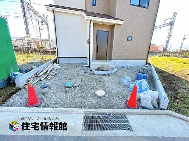 セカンドカーにも便利な駐車2台可能です。（車種によります）