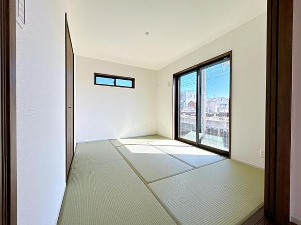 リビングと続き間の和室です。客間、晩酌、家族団らんなど色々使えますね。