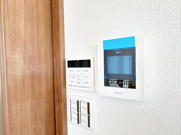 訪問者を確認できるTVモニター付きインターフォンです。