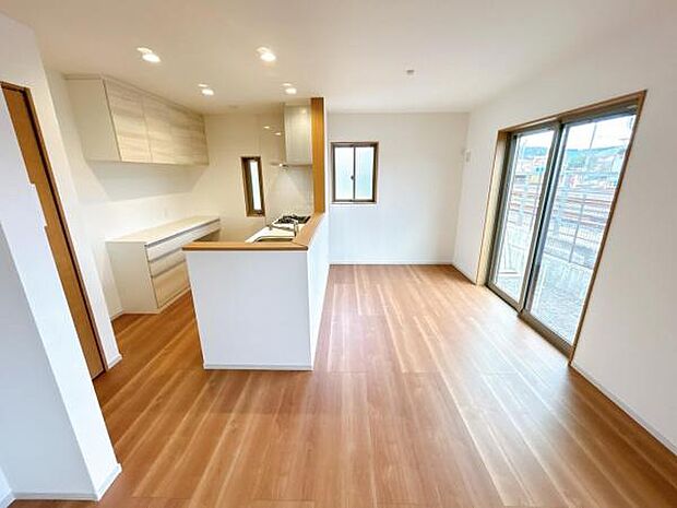 キッチン正面にダイニングセットを配置することで、配膳もスムーズに。調理中も会話を楽しめます。