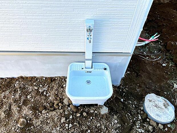 屋外に、洗車がガーデニングに便利な外水栓がございます。