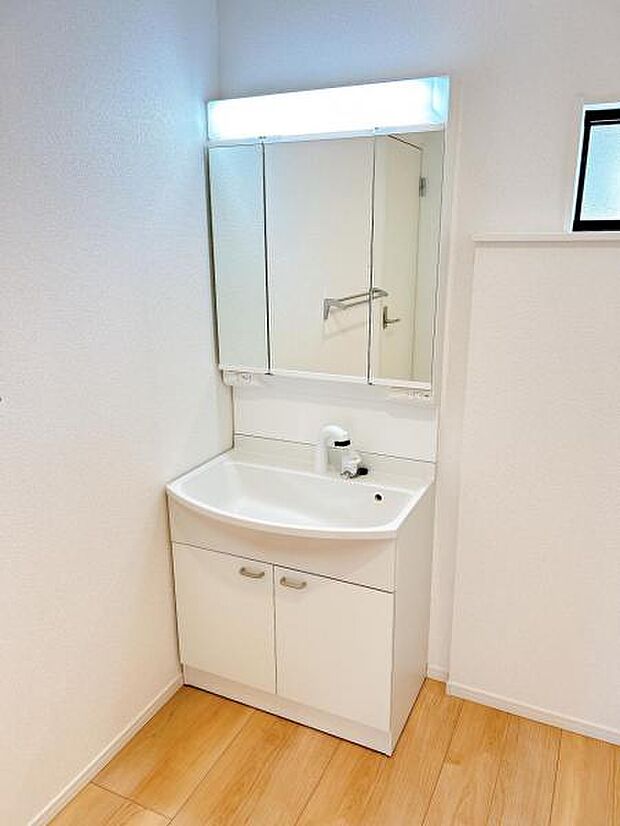 シャワー付き洗面化粧台です。手軽にシャンプーができ、お掃除もしやすいですね。