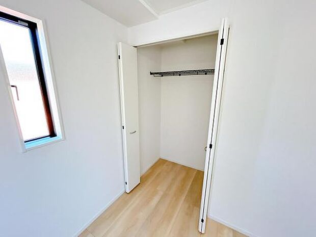 いつでもお部屋をスッキリお使い頂ける収納スペースを設置。