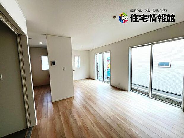 家族とゆったり時間を過ごせるリビングダイニング。
