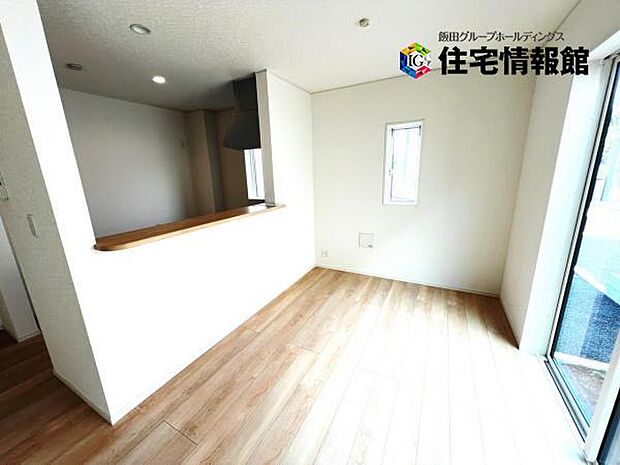 カウンターキッチン越しに会話も楽しめるダイニングキッチン。