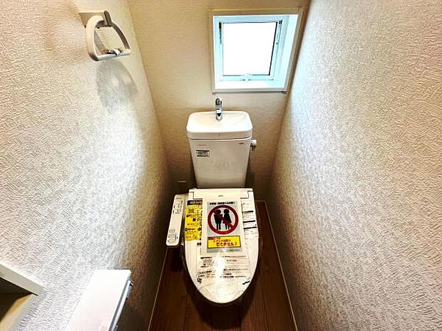 シャワー洗浄機能付のトイレは、清潔感が印象的な空間ですね。