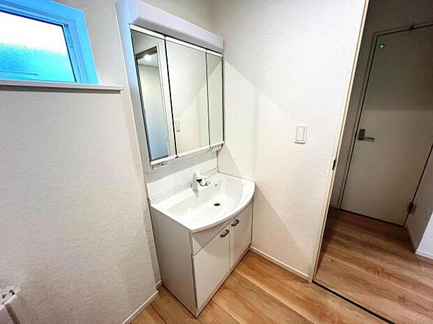 シャワー付き洗面化粧台です。手軽にシャンプーができ、お掃除もしやすいですね。