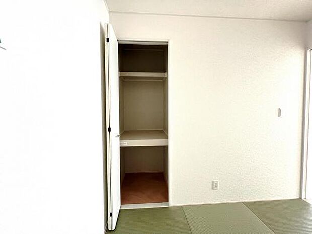 中の物を確認しやすく、取り出しやすい収納スペース。お部屋を広々とお使いいただけます。