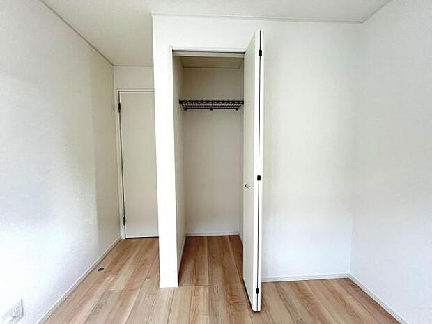 いつでもお部屋をスッキリお使い頂ける収納スペースを設置。