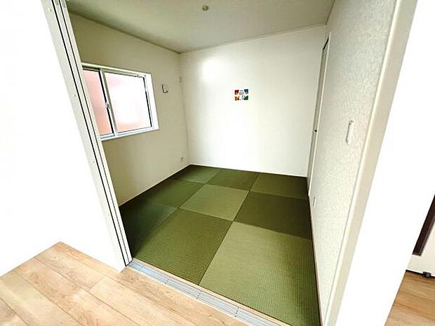 リビングと続き間の和室です。客間、晩酌、家族団らんなど色々使えますね。