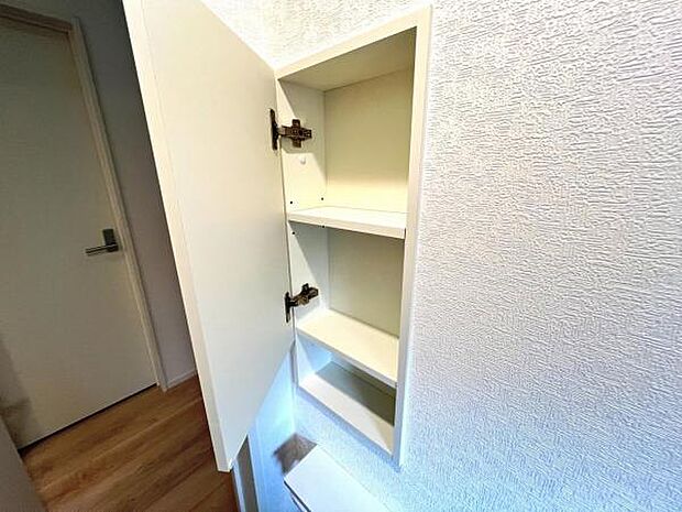 トイレの埋め込み収納です、消耗品などの収納に役立ちそうですね。