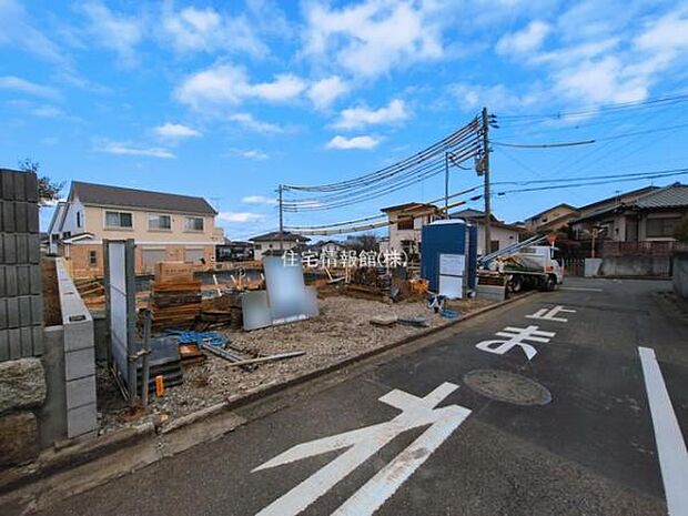 前面道路を含めた現地写真です。