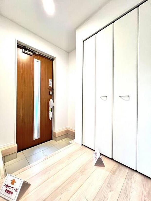 綺麗で明るい玄関でお客様をお迎えいただけます。