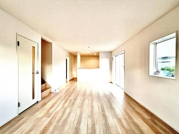 キッチン正面にダイニングセットを配置することで、配膳もスムーズに。調理中も会話を楽しめます。