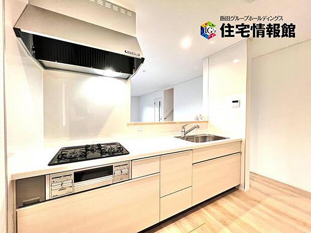 ご家族を見守りながら家事が捗る対面式キッチン。お料理をしながらご家族のサポートも可能です。