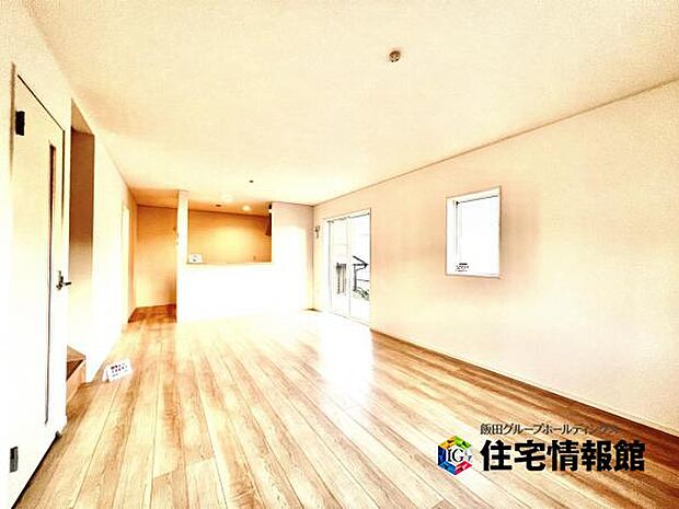 カウンターキッチン越しに会話も楽しめるダイニングキッチン。