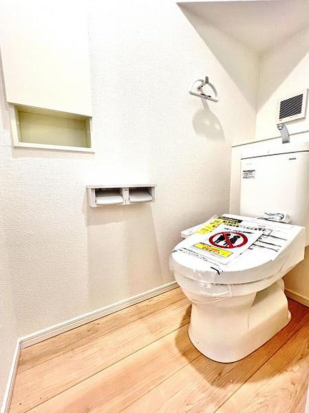 シャワー洗浄機能付のトイレは、清潔感が印象的な空間ですね。