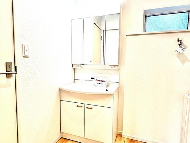 シャワー付き洗面化粧台です。手軽にシャンプーができ、お掃除もしやすいですね。