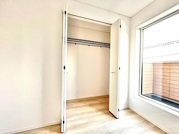 いつでもお部屋をスッキリお使い頂ける収納スペースを設置。