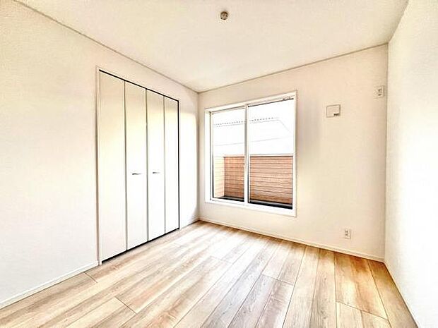 木の温もりが優しいフローリングの収納スペース付き洋室です。
