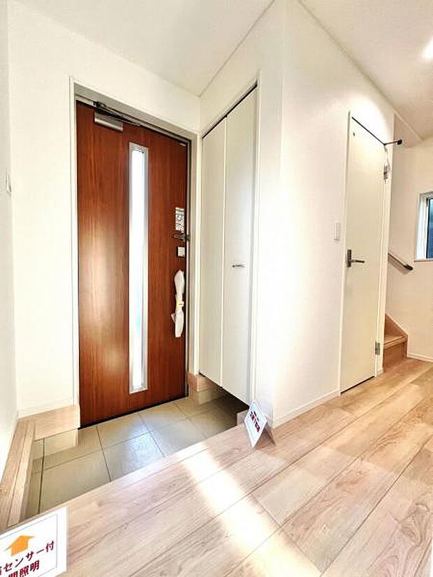 綺麗で明るい玄関でお客様をお迎えいただけます。