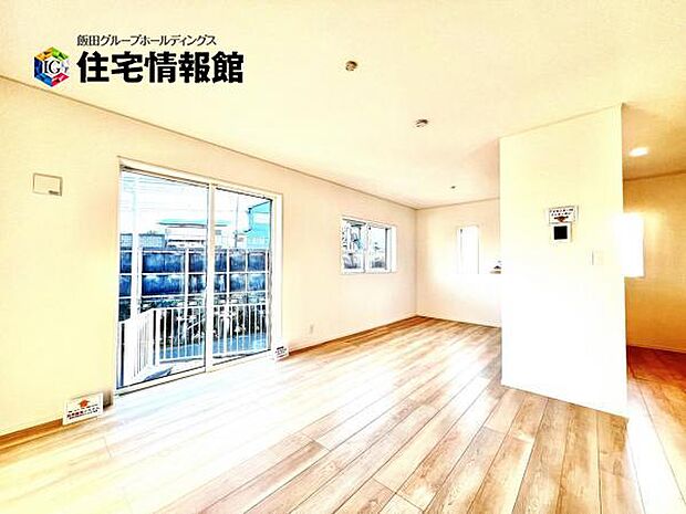 明るい日差しが入る風通しの良いリビングです。